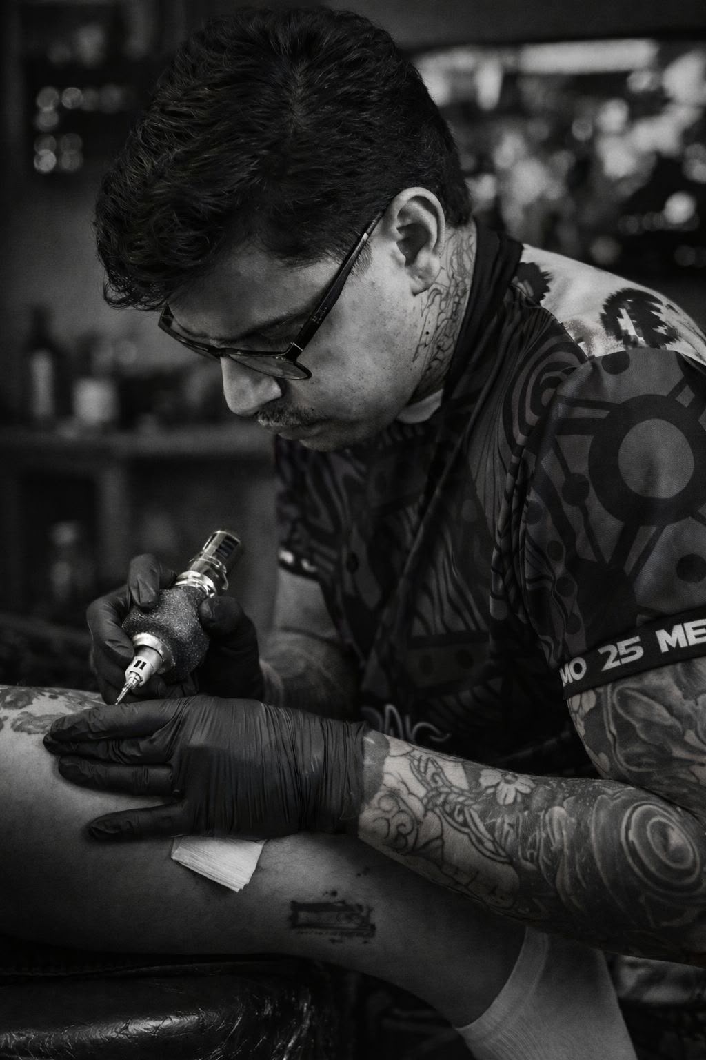 Douglas Dias, tatuador da BCXA Tattoo, em sessão de tatuagem